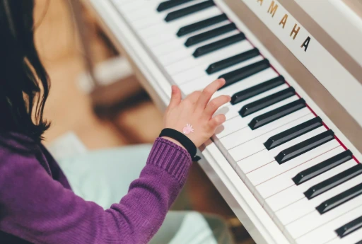 Enfant qui apprend le piano